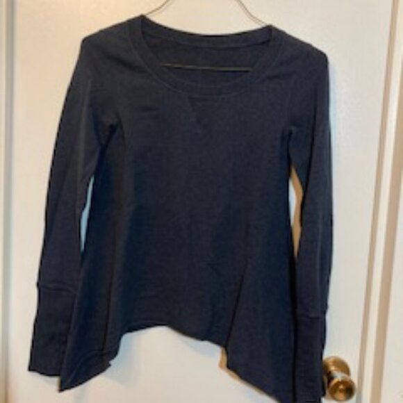LULULEMON dark navy blue long sleeve top shark bite sides - size 0 - Picture 1 of 3